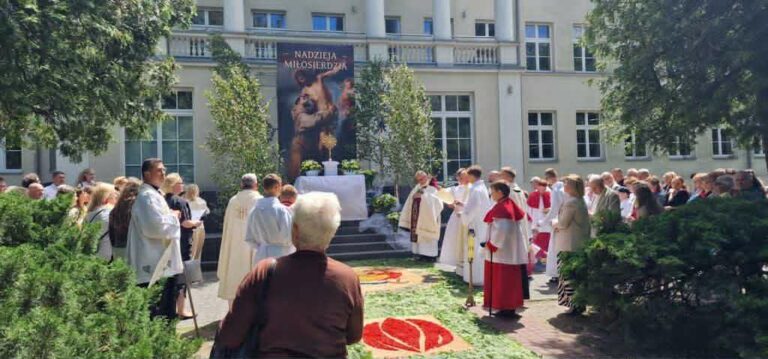 UROCZYSTOŚĆ BOŻEGO CIAŁA W PARAFII WOJSKOWEJ W REMBERTOWIE
